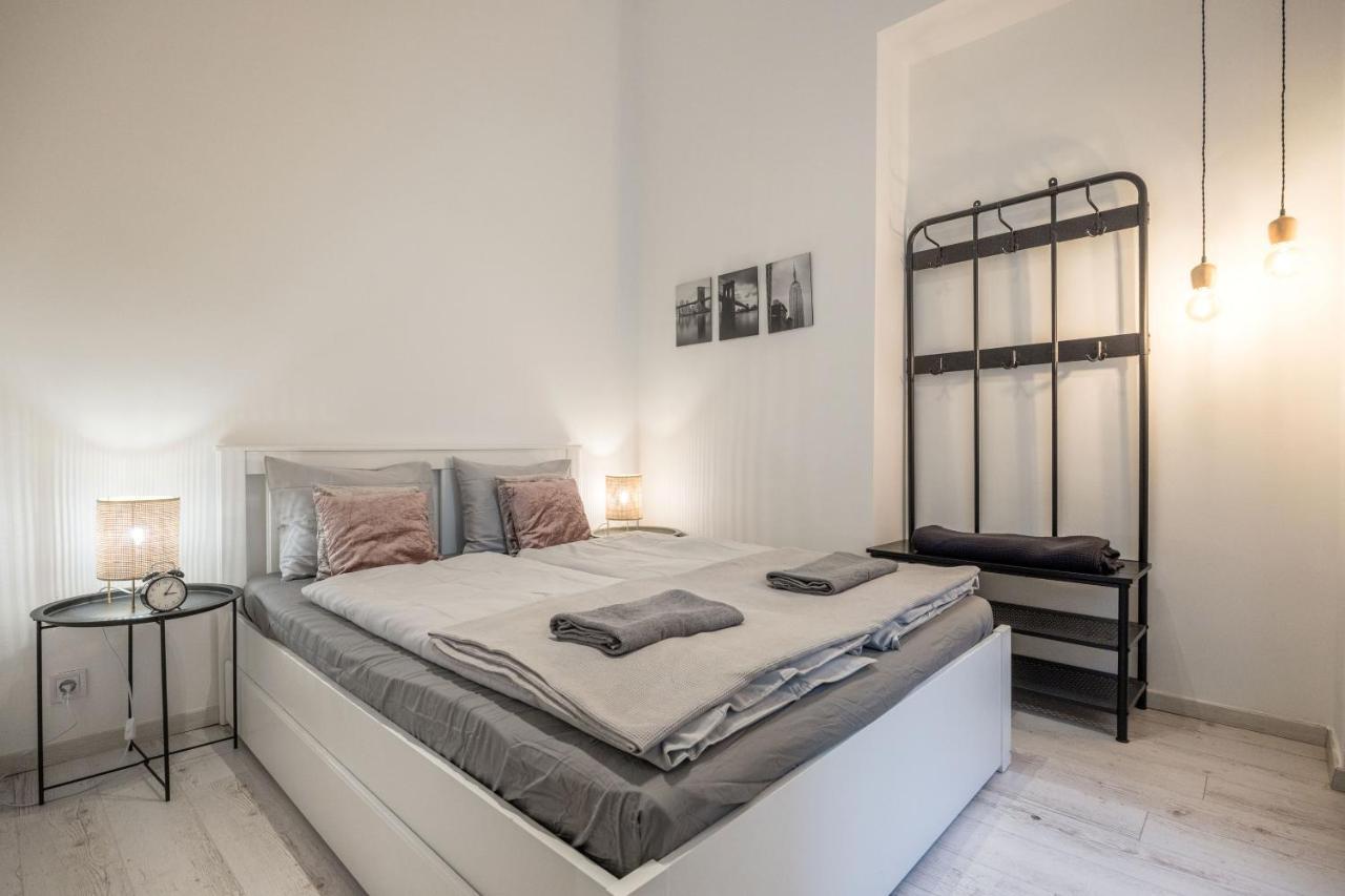 Industrial Fantasy Apartment Budapest Ngoại thất bức ảnh